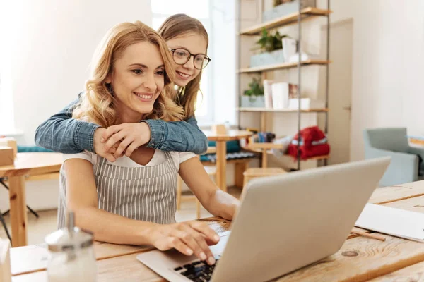 Feliz hija abrazando a su madre por detrás — Foto de Stock