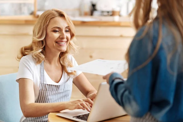 Mutter zufrieden mit der Arbeit ihrer Tochter — Stockfoto