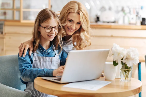 Omtänksam mor att hjälpa dottern med hem uppdraget — Stockfoto