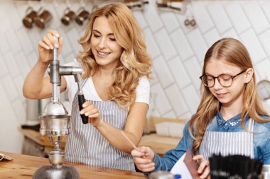 Büyüleyici barista kahve yapma sürecine dahil olmak