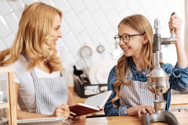 Kızı ve annesi ile her diğer bakarak seviyorum