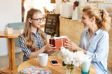 Mutlu kızı annesinden hediye alma