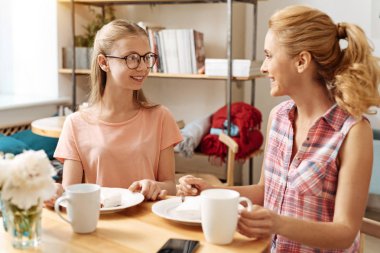 Anne ve kızı bir fincan kahve sohbet