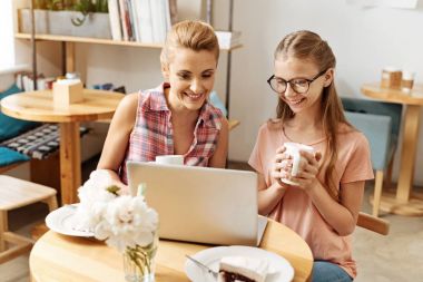 Bir Tv programı izlerken sıkı sıkıya bağlı tek ebeveynli aile