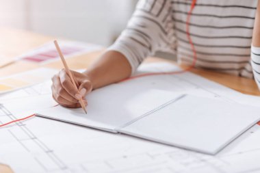 Masanın üzerinde yatan öğrenciler notları yakın çekim