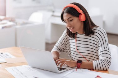 Dizüstü bilgisayarda çalışan güzel genç kadın