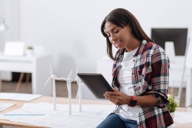 Bir tablet tutan memnun çevre mühendisi