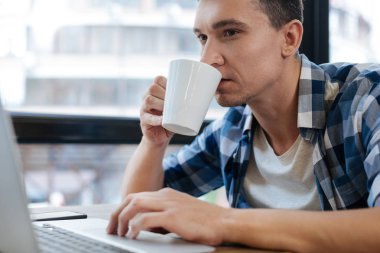 Sorumlu enerjik adam sabah kahve keyfi