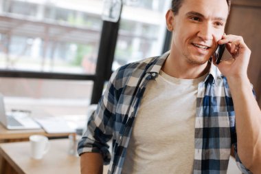 İddialı motive adam önemli bir çağrı yapma