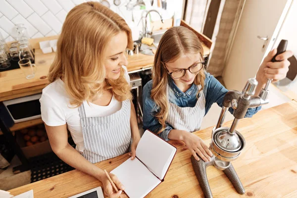 Splendido aspirante barista cercando di fare un caffè perfetto — Foto Stock