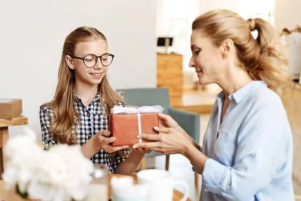 Adorable adolescente recibiendo un regalo de cumpleaños — Foto de Stock