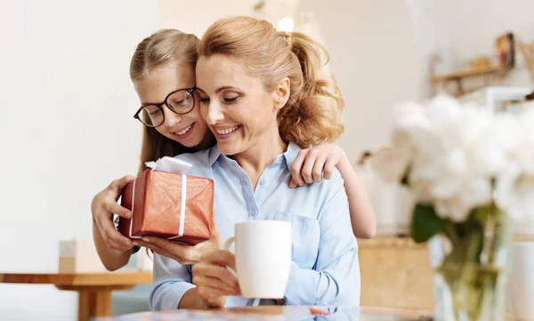 Liebevolle Tochter gratuliert ihrer Mutter zum Muttertag — Stockfoto