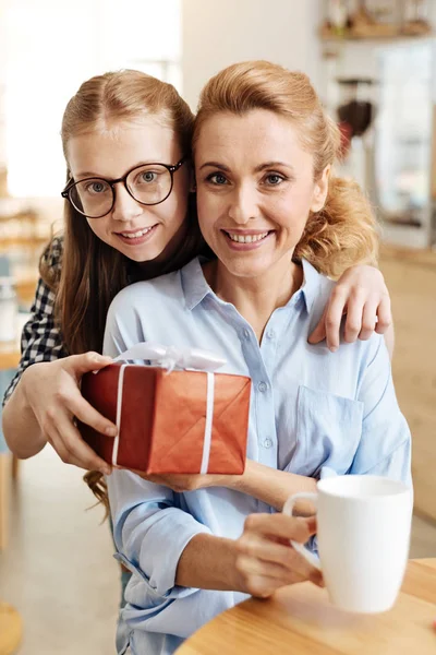 Hija cariñosa entregándole un regalo a su madre — Foto de Stock