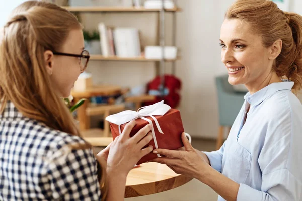 Mãe elegante feliz recebendo um presente de aniversário — Fotografia de Stock