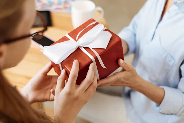 Mani femminili in possesso di una confezione regalo — Foto Stock