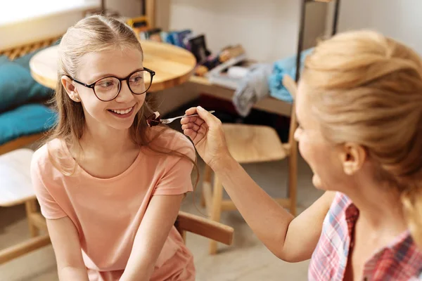 Caring mother feeding the cake to her daughter — Stock Photo, Image