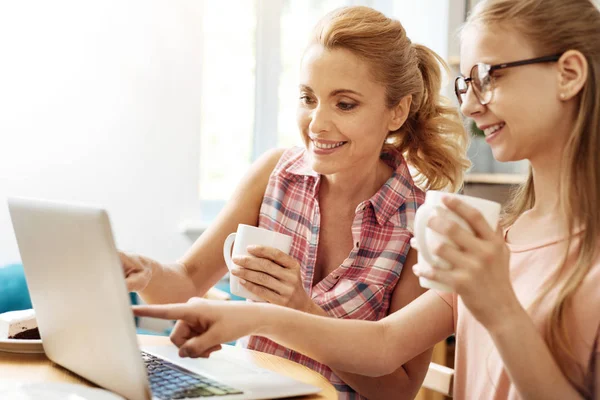 Alegre madre e hija discutiendo un post —  Fotos de Stock