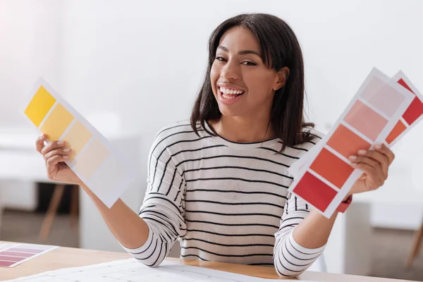 Ευτυχισμένη γυναίκα θετική εκμετάλλευση χρωματιστά κομμάτια χαρτιού — Φωτογραφία Αρχείου