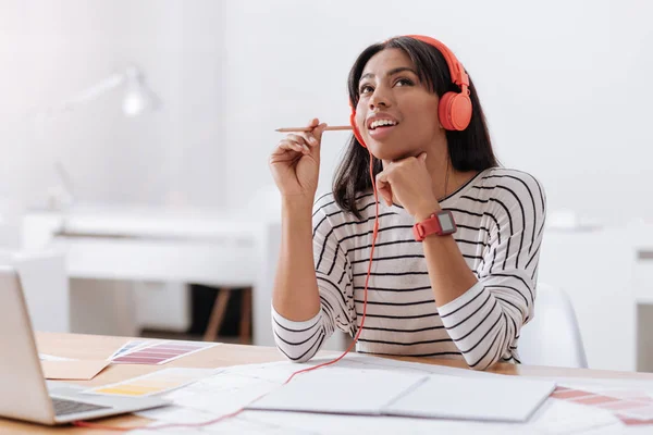 Mujer agradable encantada con auriculares — Foto de Stock