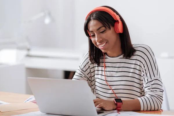 Glad positiv kvinna som arbetar på en bärbar dator — Stockfoto