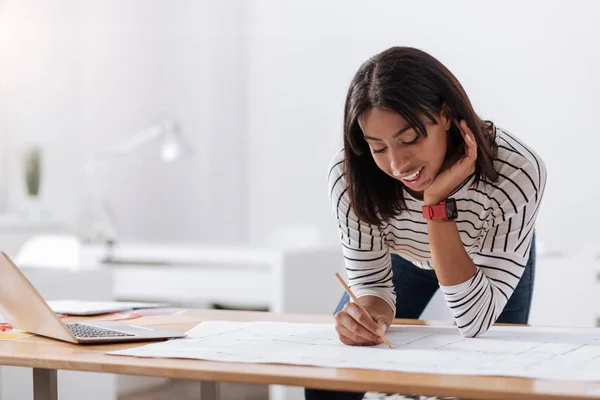 Mujer inteligente trabajadora concentrada en su proyecto —  Fotos de Stock