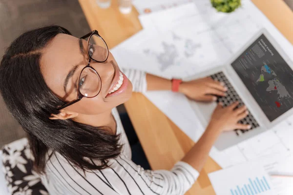 Junge Frau am Laptop begeistert — Stockfoto