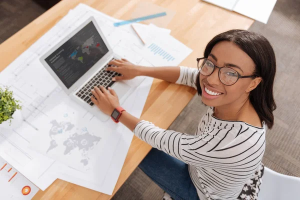 Fröhliche positive Frau, die dich ansieht — Stockfoto