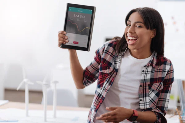 Mujer encantada positiva usando una aplicación bancaria — Foto de Stock