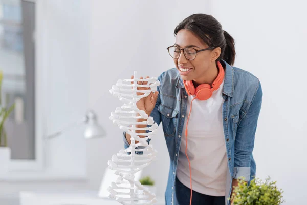 Glad nyfiken student att vara intresserad av genetik — Stockfoto