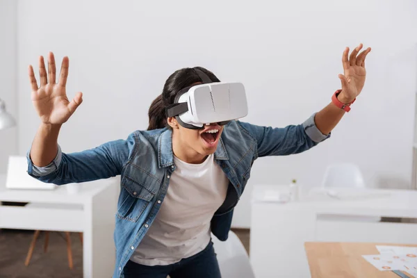 Angenehme nette Frau genießt es, in virtueller Realität zu sein — Stockfoto