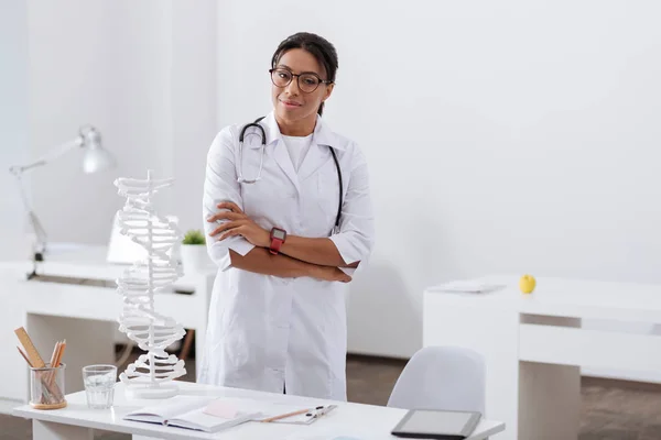 Professionell erfaren läkare står i hennes kontor — Stockfoto