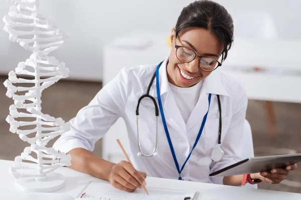 Médico profissional alegre tomar notas — Fotografia de Stock