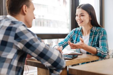 Çekici enerjik hanım arkadaşı ile Toplantı