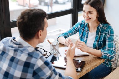 İki güzel muhabbet çok güzel öğrencilerin nişanlı
