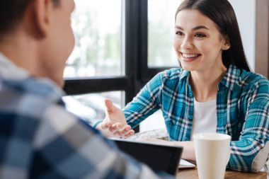 Dinamik hanımefendi arkadaşı ikna edici