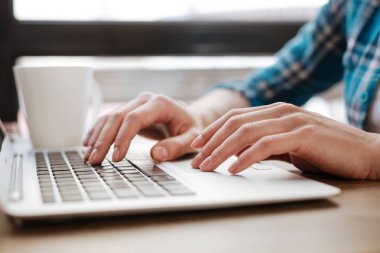 Onu işte çalışmak akıllı ilham öğrenci