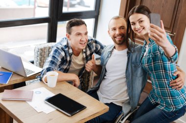 Bir resim için poz yaratıcı büyüleyici arkadaşlar