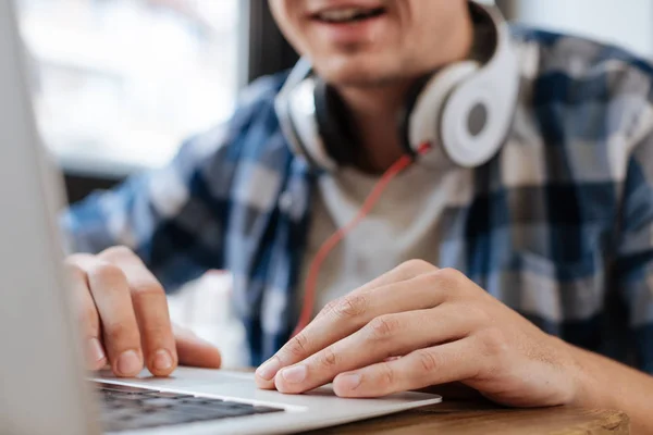 Geïnspireerd gerichte man spelen op zijn computer — Stockfoto