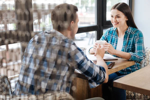 Aktive positive Freunde beim gemeinsamen Kaffeetrinken — Stockfoto