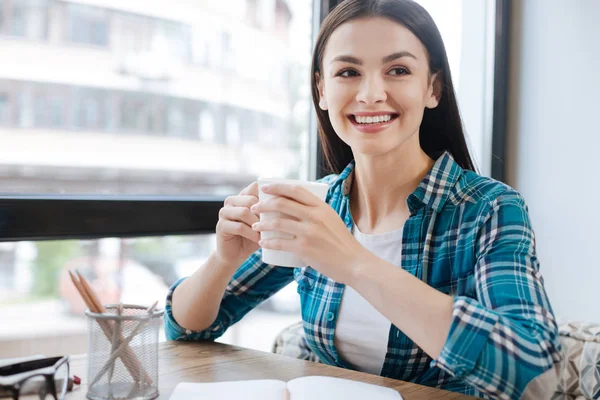 Mujer animada saliente esperando a su amigo — Foto de Stock