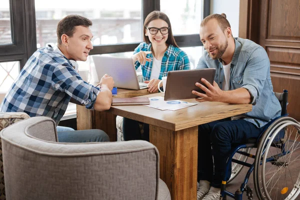 Jovem empreendedor talentoso compartilhando sua visão — Fotografia de Stock