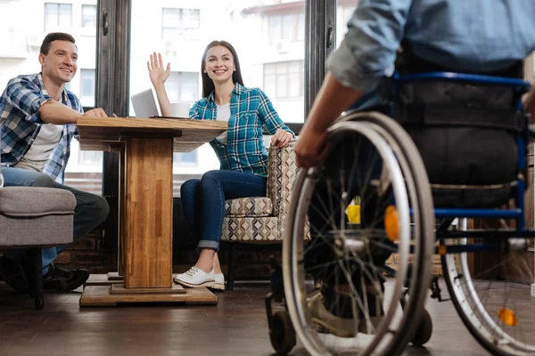 Optimistas chicos brillantes saludando a su amigo — Foto de Stock