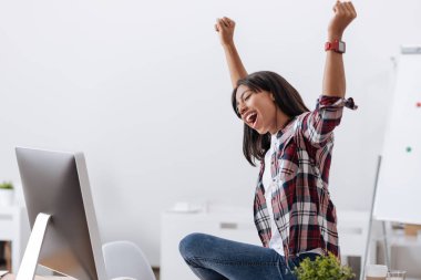 Neşeli mutlu kadın duygularını ifade etme