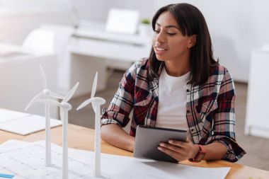 Bir tablet tutan ciddi akıllı kadın