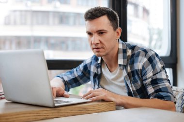 Bir şey için online arama enerjik kabul edilen öğrenci
