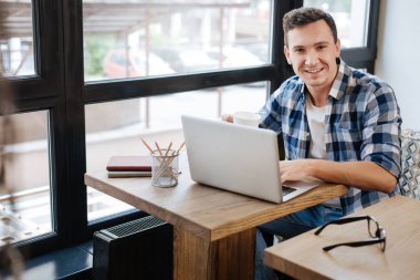 Kahve içme pozitif yakışıklı olan