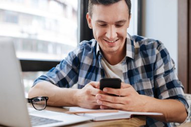 Bir iletiyi alan parlak karizmatik adam