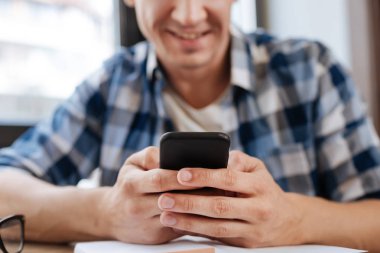 Pozitif giden adam arkadaşları ile sohbet