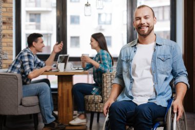 İyimser özürlü adam güzel arkadaş olması