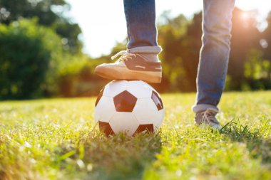 Neşeli çocuk onun favori spor zevk